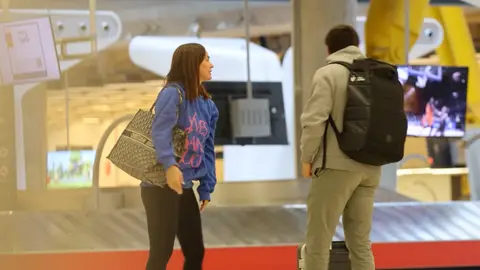 Laura Escanes y Joan Verdú en el aeropuerto Laura Escanes y Joan Verdú en el aeropuerto
