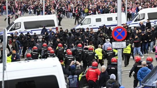 Agentes de le Ertzantza cargan contra aficionados de la Roma Agentes de le Ertzantza cargan contra aficionados de la Roma