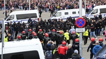 Agentes de le Ertzantza cargan contra aficionados de la Roma