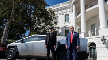 Imagen de Donald Trump y Elon Musk frente a un Tesla. 