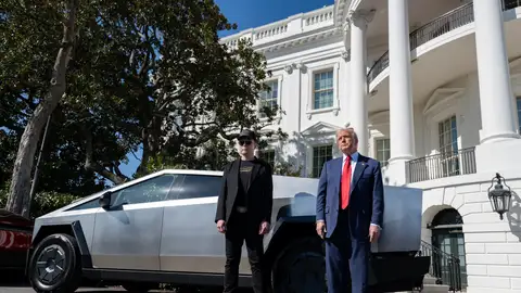 Imagen de Donald Trump y Elon Musk frente a un Tesla. Imagen de Donald Trump y Elon Musk frente a un Tesla.