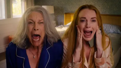 Jamie Lee Curtis y Lindsay Lohan en Ponte en mi lugar 2 Jamie Lee Curtis y Lindsay Lohan en Ponte en mi lugar 2