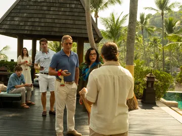 Sam Nivola, Sarah Catherine Hook, Patrick Schwarzenegger, Jason Isaacs, Parker Posey, Morgana O’Reilly en The White Lotus 3 Sam Nivola, Sarah Catherine Hook, Patrick Schwarzenegger, Jason Isaacs, Parker Posey, Morgana O’Reilly en The White Lotus 3