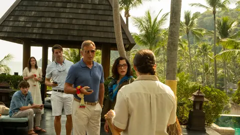 Sam Nivola, Sarah Catherine Hook, Patrick Schwarzenegger, Jason Isaacs, Parker Posey, Morgana O’Reilly en The White Lotus 3 Sam Nivola, Sarah Catherine Hook, Patrick Schwarzenegger, Jason Isaacs, Parker Posey, Morgana O’Reilly en The White Lotus 3