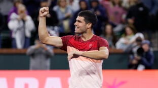 Carlos Alcaraz celebra la victoria ante Cer&uacute;ndolo en cuartos de final de Indian Wells