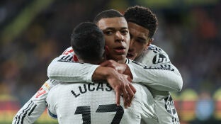 Mbapp&eacute; celebra con Lucas V&aacute;zquez y Bellingham uno de sus dos goles ante el Villarreal (1-2)