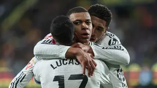Mbappé celebra con Lucas Vázquez y Bellingham uno de sus dos goles ante el Villarreal (1-2) Mbappé celebra con Lucas Vázquez y Bellingham uno de sus dos goles ante el Villarreal (1-2)