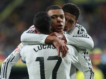 Mbappé celebra con Lucas Vázquez y Bellingham uno de sus dos goles ante el Villarreal (1-2)