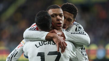 Mbappé celebra con Lucas Vázquez y Bellingham uno de sus dos goles ante el Villarreal (1-2)