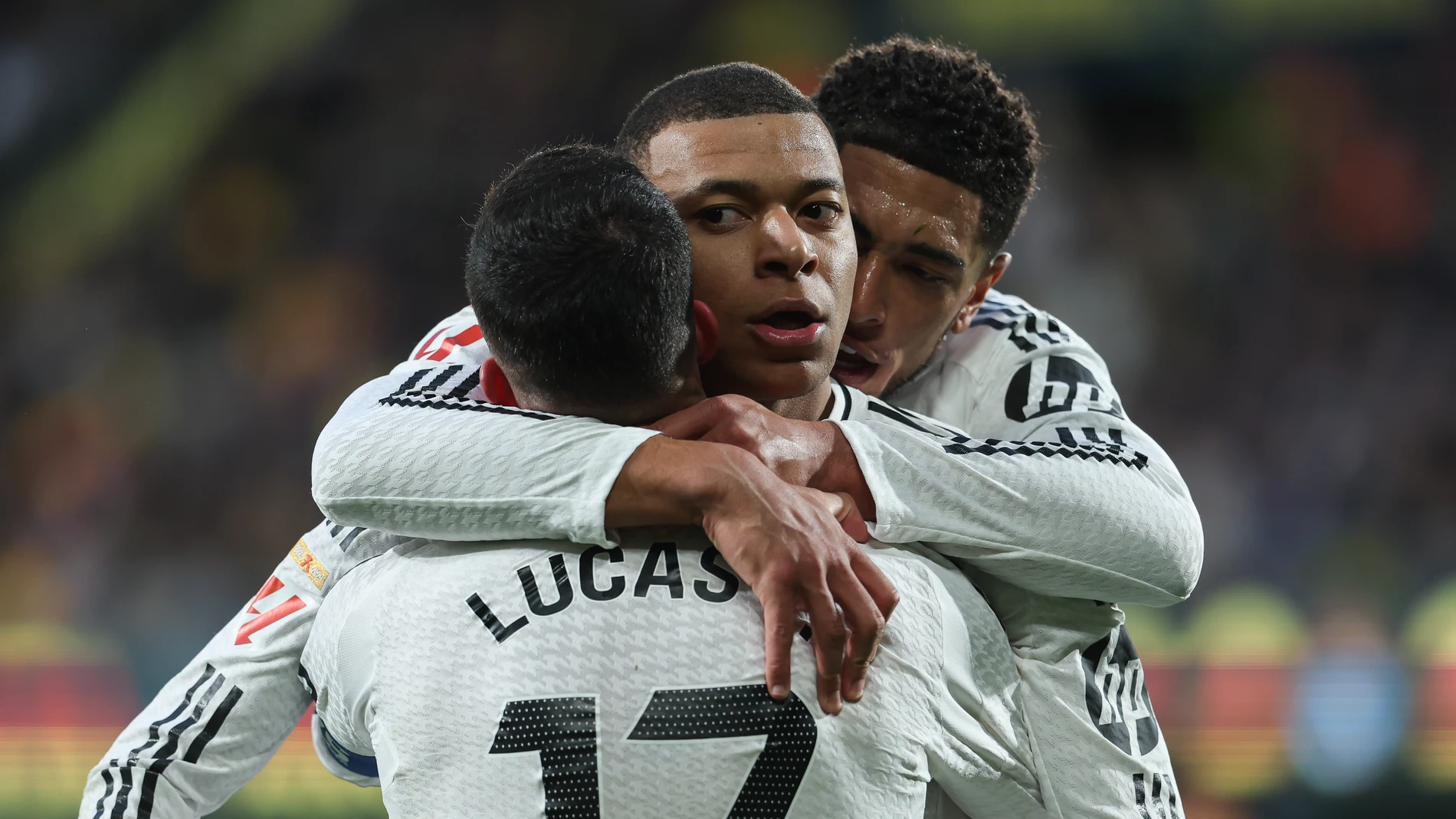 Mbappé celebra con Lucas Vázquez y Bellingham uno de sus dos goles ante el Villarreal (1-2) Mbappé celebra con Lucas Vázquez y Bellingham uno de sus dos goles ante el Villarreal (1-2)