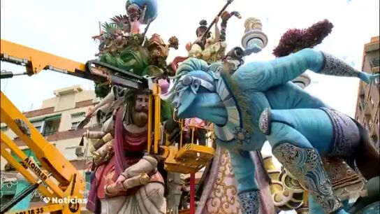 Valencia planta las Fallas en sus calles: "Los artistas tenemos que dar los &uacute;ltimos retoques a los monumentos para que el jurado emita su veredicto"