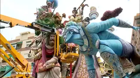 Valencia planta las Fallas en sus calles: "Los artistas tenemos que dar los últimos retoques a los monumentos para que el jurado emita su veredicto" Valencia planta las Fallas en sus calles: "Los artistas tenemos que dar los últimos retoques a los monumentos para que el jurado emita su veredicto"