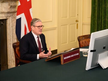 El primer ministro británico, Keir Starmer, organiza una videoconferencia en Downing Street con líderes internacionales para discutir el apoyo a Ucrania.