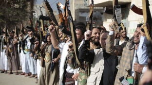 Hut&iacute;es armados portan armas durante una protesta pro Palestina en San&aacute;.