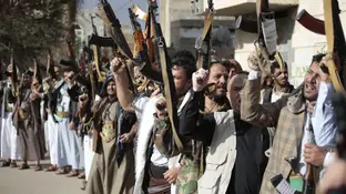 Hutíes armados portan armas durante una protesta pro Palestina en Saná. Hutíes armados portan armas durante una protesta pro Palestina en Saná.