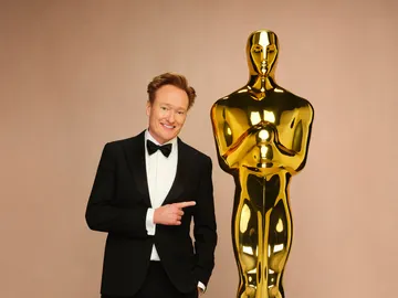 Conan O'Brien posando con una estatuilla de los Oscar Conan O'Brien posando con una estatuilla de los Oscar