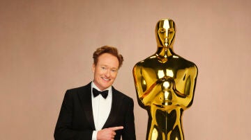 Conan O'Brien posando con una estatuilla de los Oscar