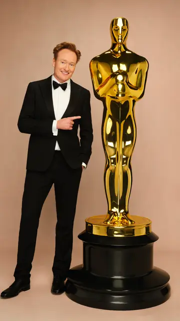 Conan O'Brien posando con una estatuilla de los Oscar Conan O'Brien posando con una estatuilla de los Oscar