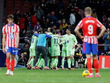 Los jugadores del Barça celebran el cuarto gol en el Metropolitano (2-4)