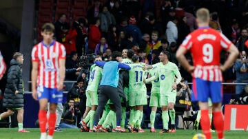 Los jugadores del Barça celebran el cuarto gol en el Metropolitano (2-4)