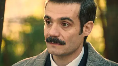 Joaquín, desesperado, le confiesa a Luis que tal vez tengan que renunciar al sueño de su padre: “Ese balneario nos va a llevar a la ruina” Joaquín, desesperado, le confiesa a Luis que tal vez tengan que renunciar al sueño de su padre: “Ese balneario nos va a llevar a la ruina”