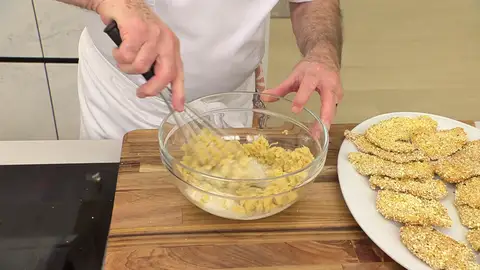 Agrega la leche templada y un poco de perejil picado Agrega la leche templada y un poco de perejil picado