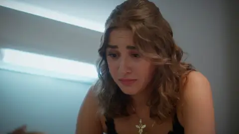 Timur descubre por accidente el embarazo de Seren mientras Bahar la apoya en silencio Timur descubre por accidente el embarazo de Seren mientras Bahar la apoya en silencio