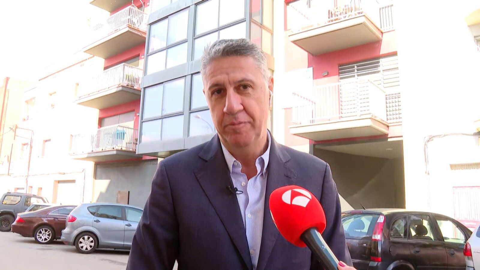 Las imágenes del enfrentamiento de García Albiol, PP, con una okupa y sus amenazas: 