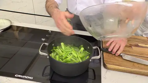 Tapa y cuécelas a fuego medio durante 10 minutos Tapa y cuécelas a fuego medio durante 10 minutos