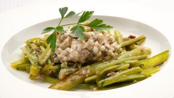 Borraja salteada con jamón y queso cottage estilo griego