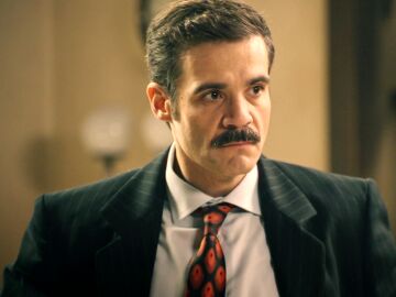 Joaqu&iacute;n pierde los papeles con uno de los trabajadores de la f&aacute;brica en medio de la cantina 