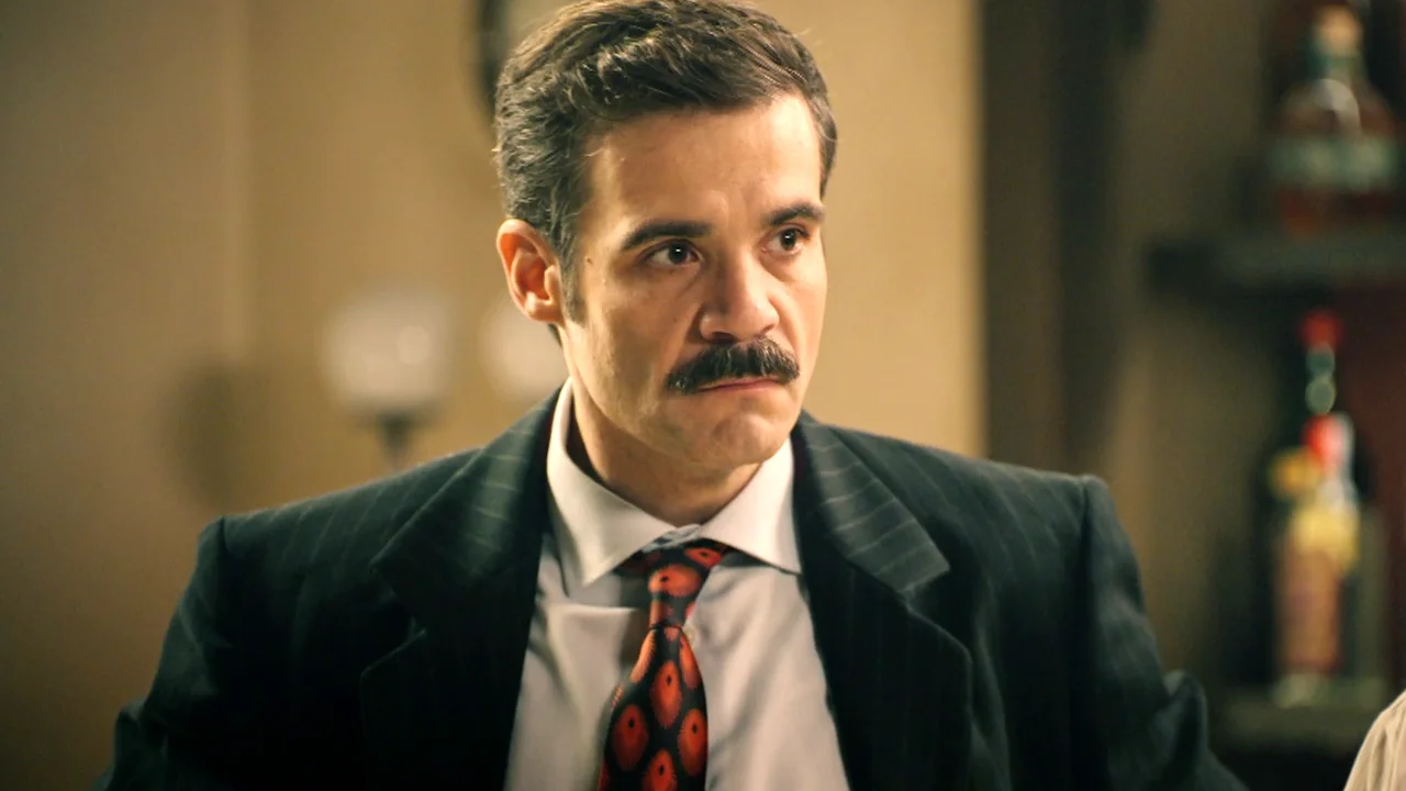 Joaquín pierde los papeles con uno de los trabajadores de la fábrica en medio de la cantina