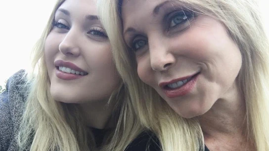 Hayley Hasselhoff y su madre Pamela Bach Hayley Hasselhoff y su madre Pamela Bach