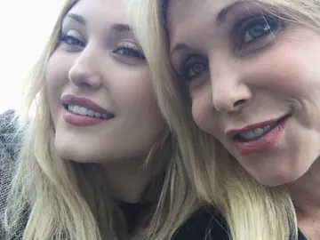 Hayley Hasselhoff y su madre Pamela Bach Hayley Hasselhoff y su madre Pamela Bach