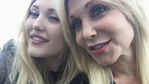 Hayley Hasselhoff y su madre Pamela Bach Hayley Hasselhoff y su madre Pamela Bach