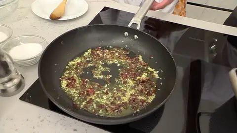 Incorpora el jamón y fríelo brevemente Incorpora el jamón y fríelo brevemente