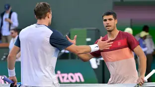 Carlos Alcaraz y Jack Draper se saludan tras su partido en Indian Wells Carlos Alcaraz y Jack Draper se saludan tras su partido en Indian Wells