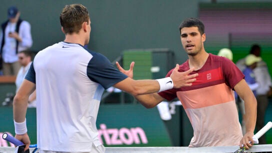 Carlos Alcaraz y Jack Draper se saludan tras su partido en Indian Wells