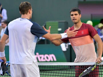 Carlos Alcaraz y Jack Draper se saludan tras su partido en Indian Wells