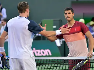 Carlos Alcaraz y Jack Draper se saludan tras su partido en Indian Wells Carlos Alcaraz y Jack Draper se saludan tras su partido en Indian Wells