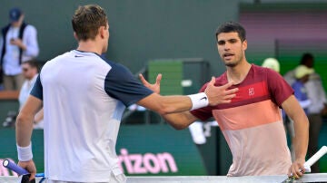 Carlos Alcaraz y Jack Draper se saludan tras su partido en Indian Wells