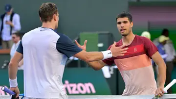 Carlos Alcaraz y Jack Draper se saludan tras su partido en Indian Wells Carlos Alcaraz y Jack Draper se saludan tras su partido en Indian Wells
