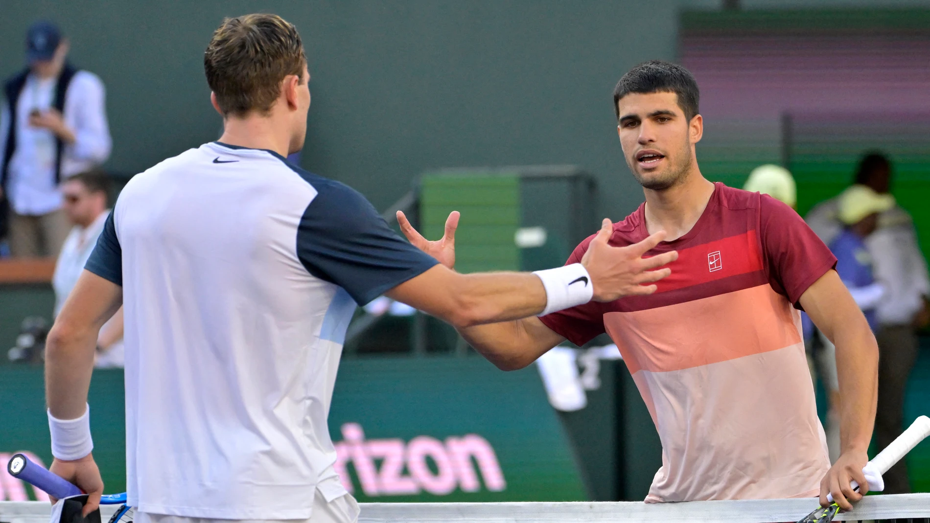 Carlos Alcaraz y Jack Draper se saludan tras su partido en Indian Wells Carlos Alcaraz y Jack Draper se saludan tras su partido en Indian Wells