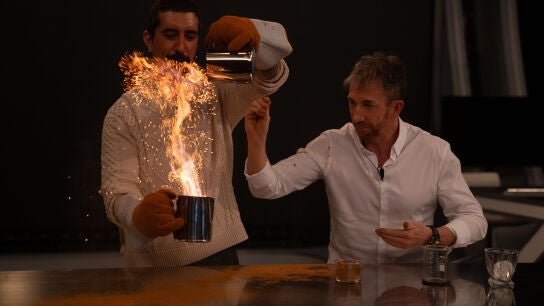 M&oacute;nica Naranjo alucina con el c&oacute;ctel "de fuego y chispas de colores" de Marron