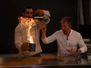 Mónica Naranjo alucina con el cóctel "de fuego y chispas de colores" de Marron Mónica Naranjo alucina con el cóctel "de fuego y chispas de colores" de Marron