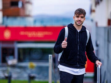 Raúl Asencio llega a la concentración de la selección española