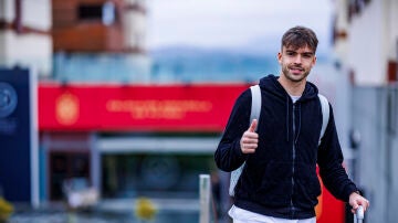 Raúl Asencio llega a la concentración de la selección española