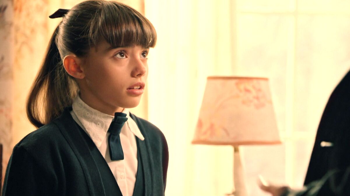 Julia se enfada al descubrir que Begoña no les acompañará a París porque  sus padres ya no están casados