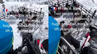 El momento del bolazo de un esquiador a otro desde un telesilla El momento del bolazo de un esquiador a otro desde un telesilla