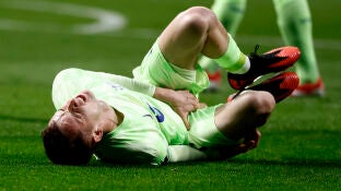 Marc Casad&oacute; se duele tras una acci&oacute;n ante el Atl&eacute;tico de Madrid en el Metropolitano